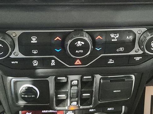 Used 2025 Jeep Gladiator Mojave image 22