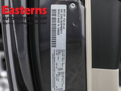 Used 2023 Chrysler Pacifica Touring-L image 38