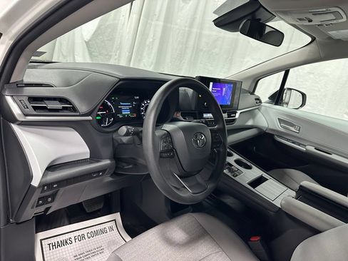 Used 2025 Toyota Sienna LE FWD image 15