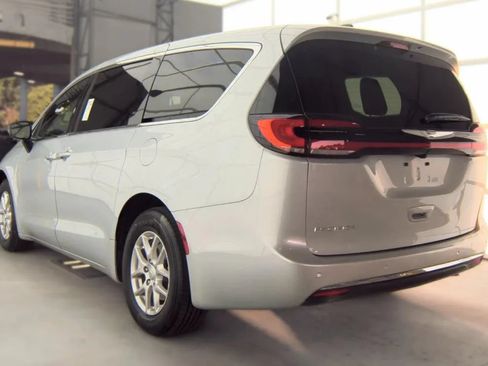 Used 2026 Chrysler Pacifica Select FWD image 4