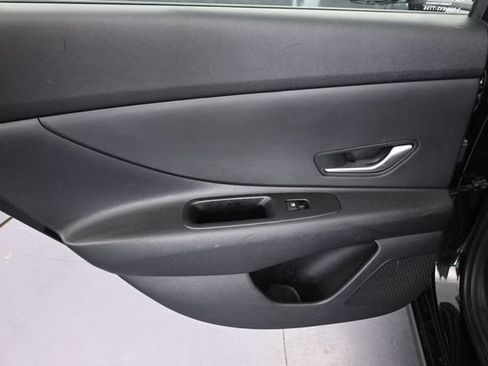 Used 2025 Hyundai Elantra SE FWD image 27