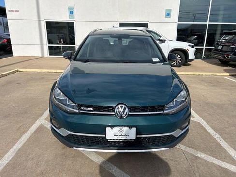 Used 2018 Volkswagen Golf Alltrack S image 2