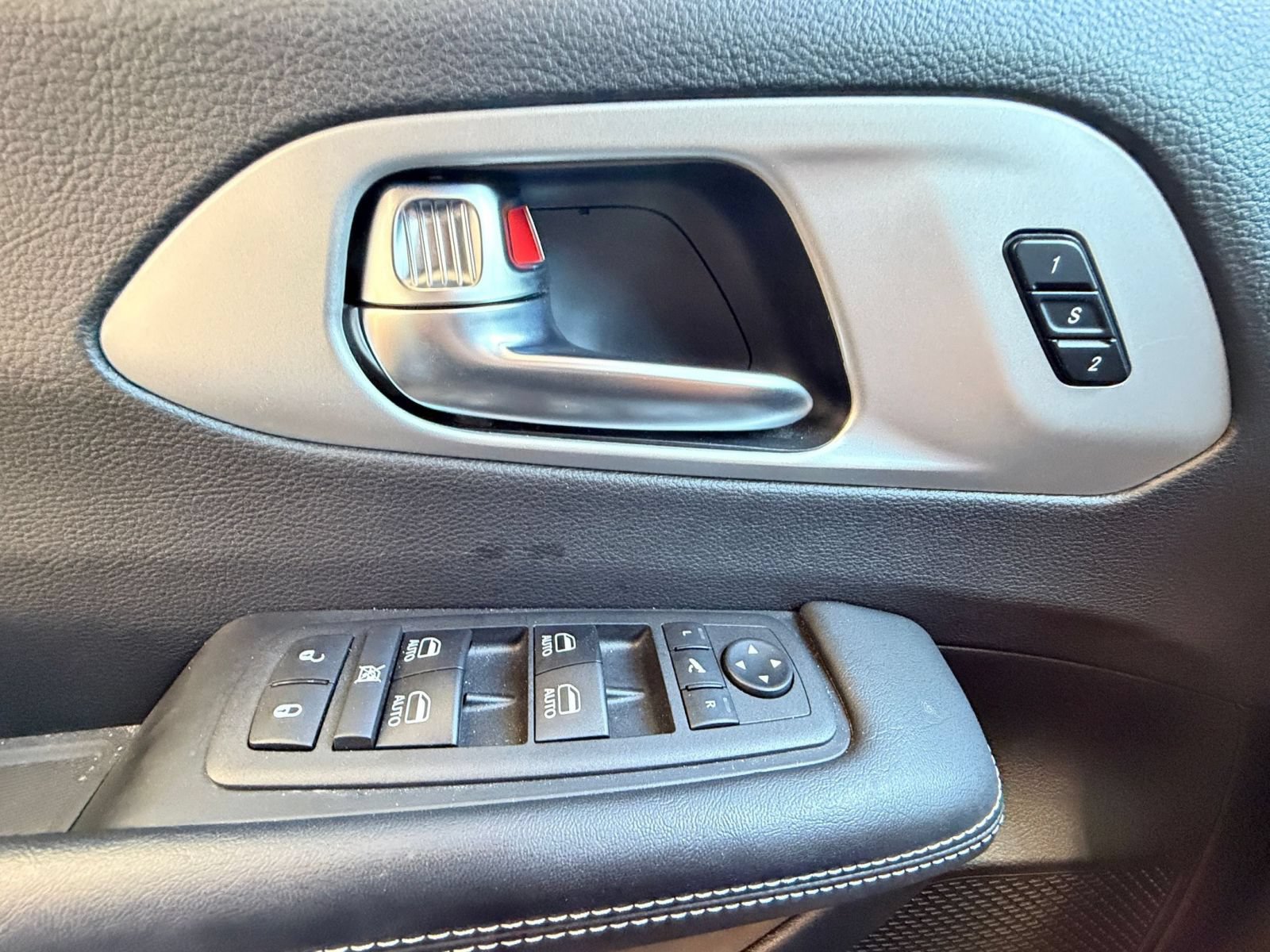 Used 2025 Chrysler Pacifica Limited FWD image 18