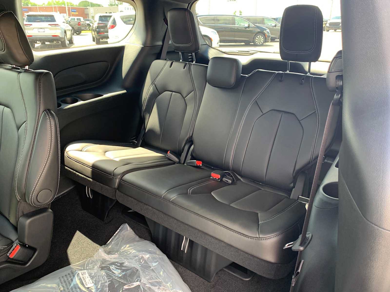 New 2027 Chrysler Pacifica Select FWD image 16