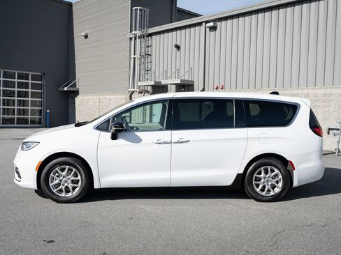 Used 2024 Chrysler Pacifica Touring-L FWD image 5