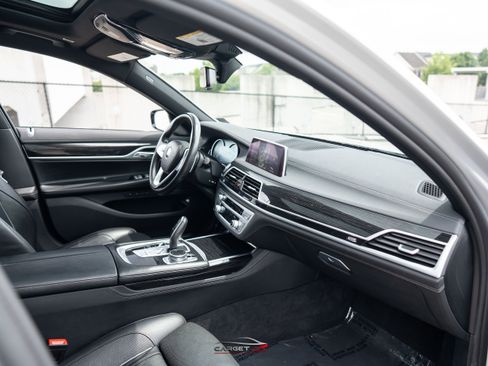 Used 2019 BMW 750i w/ M Sport Package RWD image 15