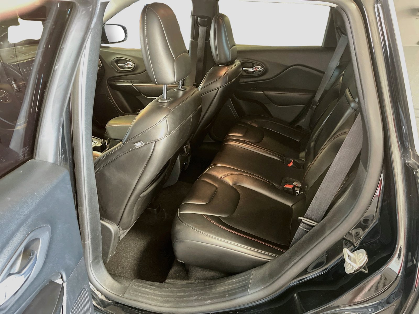 Used 2019 Jeep Cherokee Trailhawk w/ Cold Weather Group AWD/4WD image 25