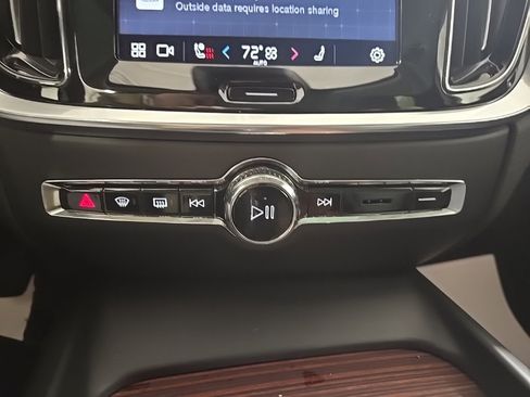 Used 2025 Volvo V60 B5 Cross Country Plus image 15