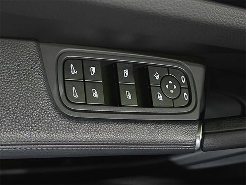 Used 2023 Porsche Cayenne Platinum Edition image 21