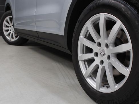 Used 2019 Porsche Cayenne w/ Premium Package AWD/4WD image 19