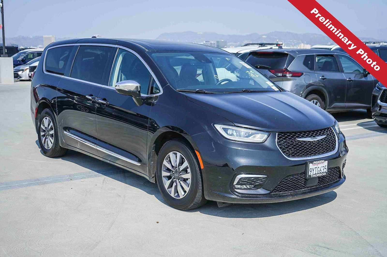 Used 2023 Chrysler Pacifica Limited FWD image 3