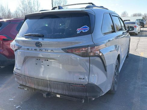 Used 2025 Toyota Sienna XLE Woodland Edition image 7