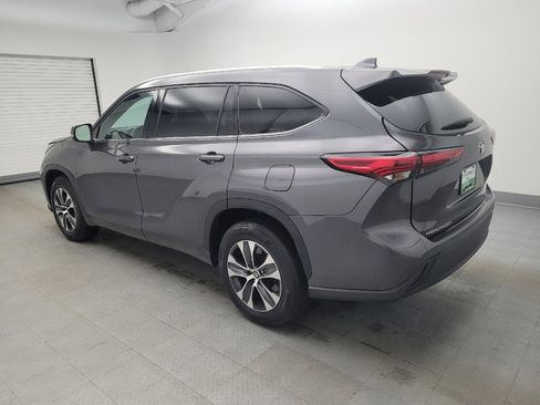 Used 2022 Toyota Highlander XLE image 3