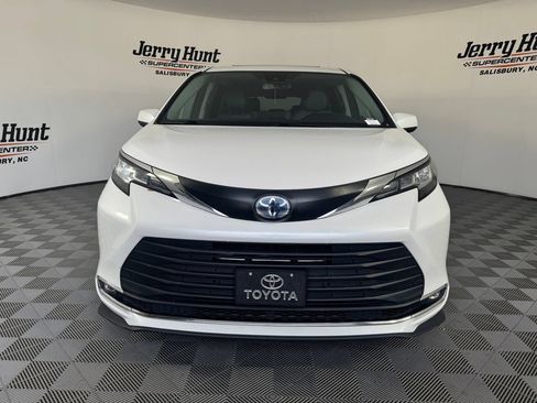 Used 2023 Toyota Sienna XLE FWD image 5