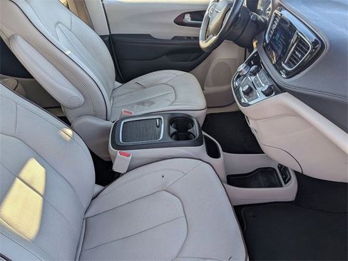 Used 2017 Chrysler Pacifica Limited w/ UConnect Theater Package image 30