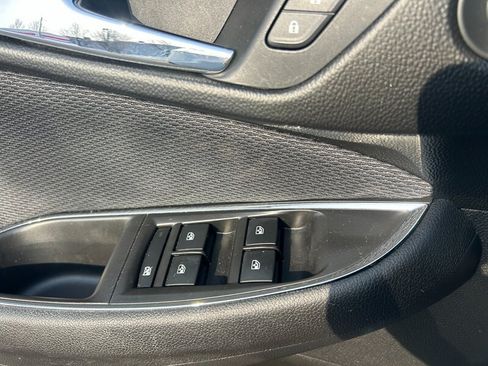 Used 2018 Chevrolet Cruze LS FWD image 19