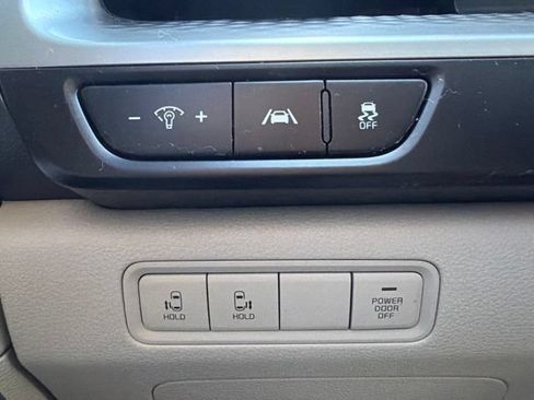 Used 2023 Kia Carnival LX FWD image 31