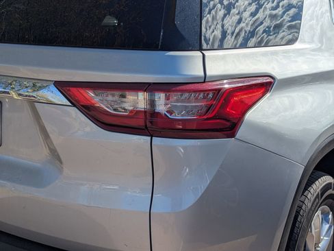 Used 2021 Chevrolet Traverse LS image 7