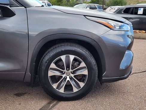 Used 2023 Toyota Highlander XLE AWD/4WD image 29