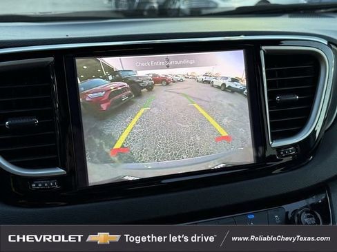 Used 2025 Chrysler Pacifica Select FWD image 25