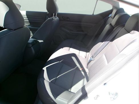 Used 2024 Nissan Altima 2.5 SV FWD image 9