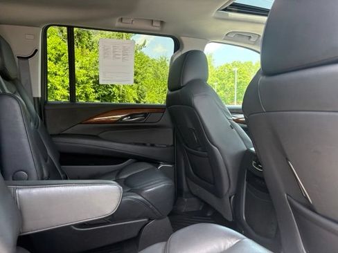 Used 2019 Cadillac Escalade ESV Luxury AWD/4WD image 19