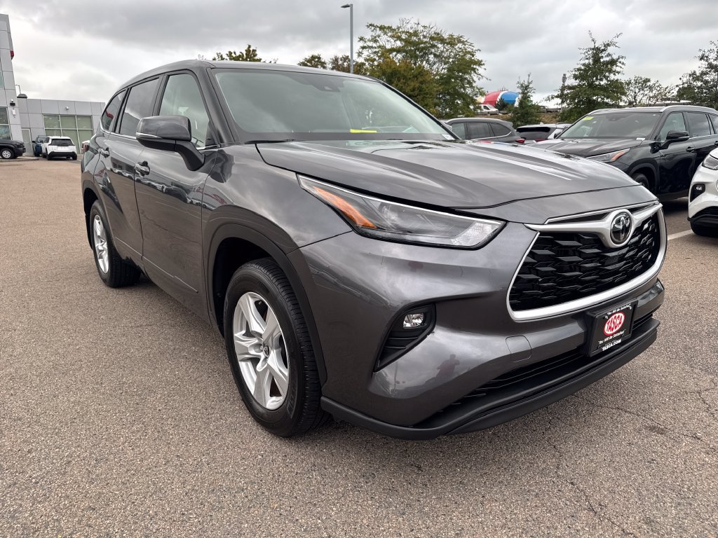 Used 2025 Toyota Highlander LE AWD/4WD image 11