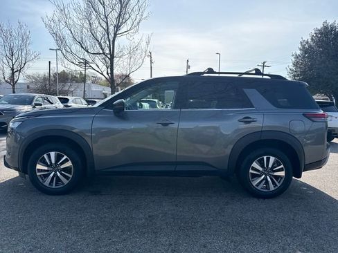 Used 2022 Nissan Pathfinder SL image 2