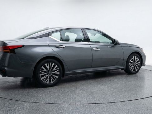 Used 2025 Nissan Altima 2.5 SV FWD image 9