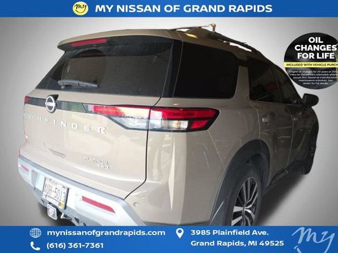 Used 2023 Nissan Pathfinder Platinum AWD/4WD image 3