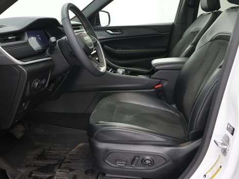 Used 2023 Jeep Grand Cherokee Altitude AWD/4WD image 7