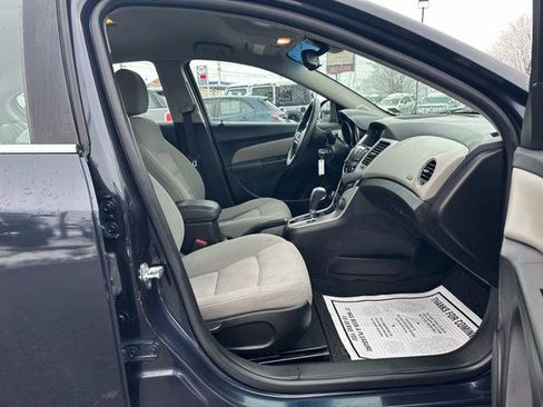 Used 2015 Chevrolet Cruze LT w/ Technology Package image 18