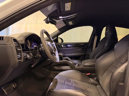 Used 2022 Porsche Cayenne Turbo GT image 5