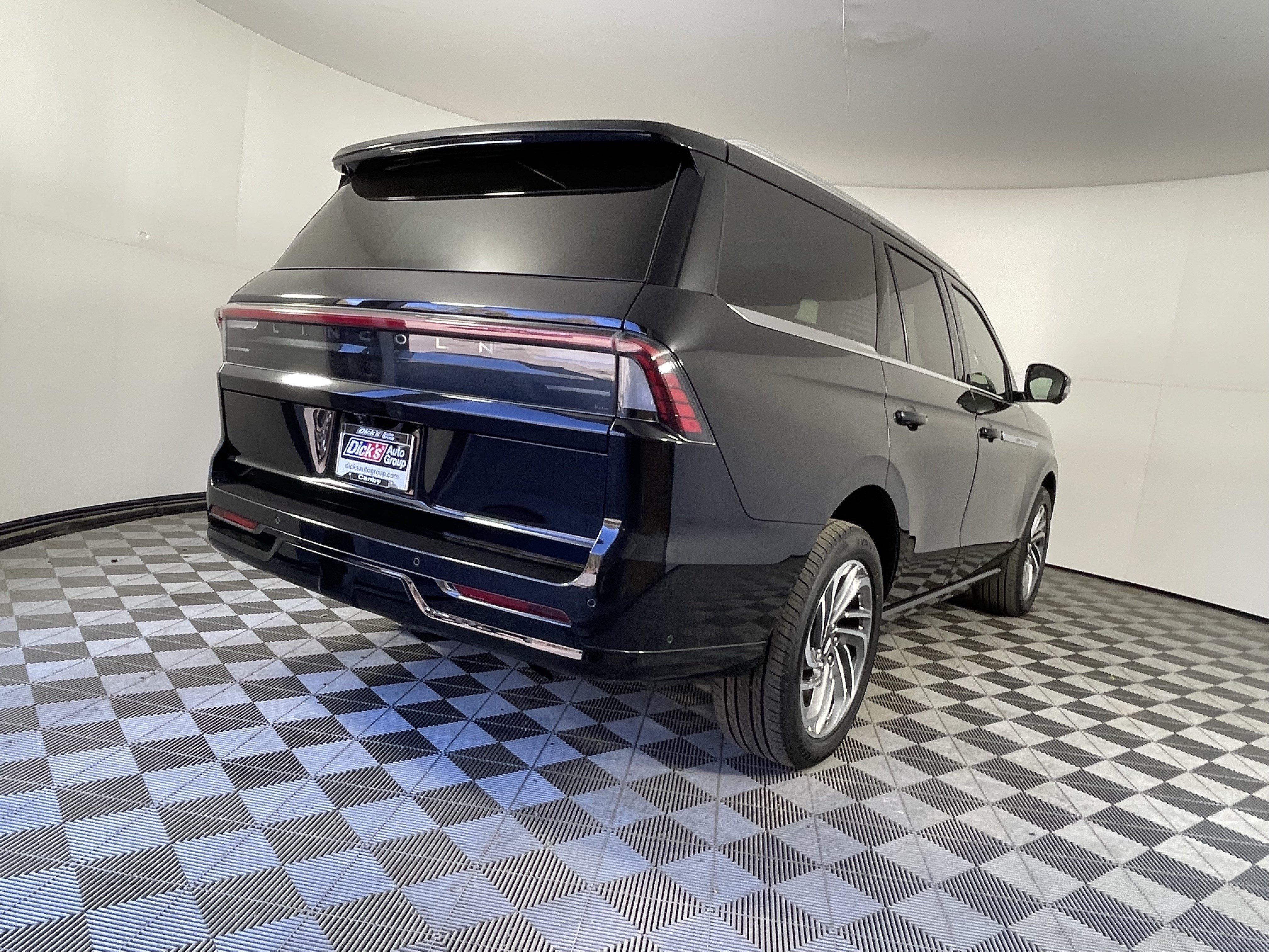 Used 2025 Lincoln Navigator Reserve AWD/4WD image 5