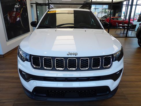 Used 2024 Jeep Compass Latitude w/ Sun and Sound Group AWD/4WD image 2
