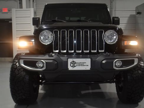 Used 2022 Jeep Gladiator Overland image 2