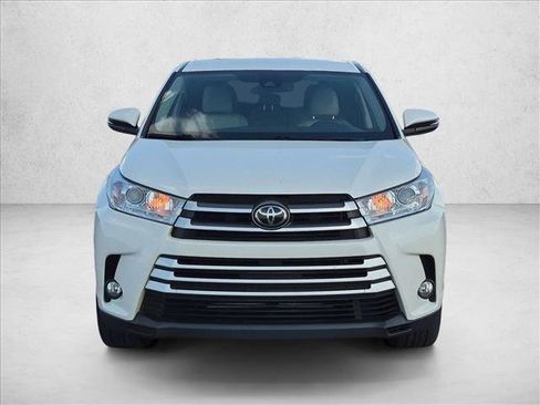 Used 2018 Toyota Highlander Plus w/ Carpet Mat Package (TMS) AWD/4WD image 2