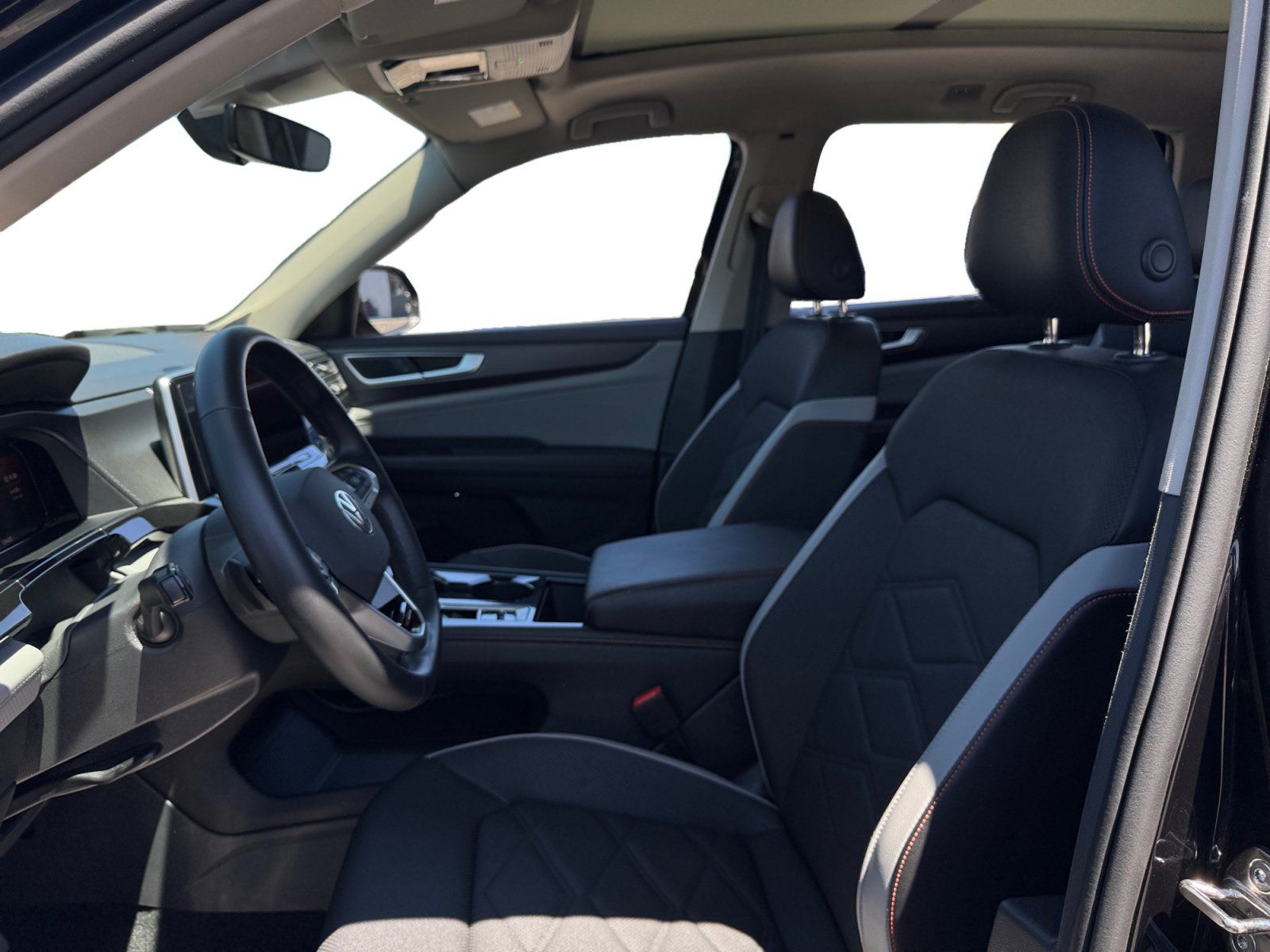 Used 2025 Volkswagen Atlas Peak Edition SE AWD/4WD image 9