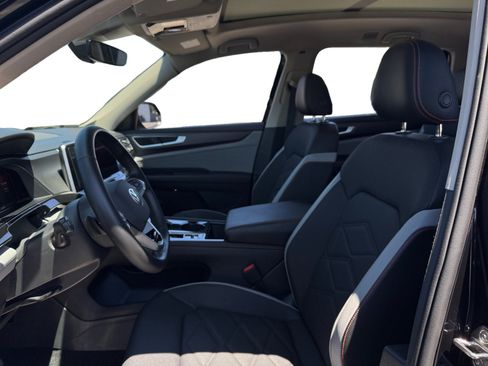 Used 2025 Volkswagen Atlas Peak Edition SE AWD/4WD image 9
