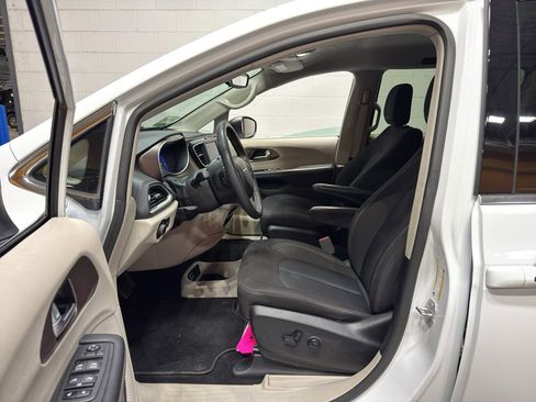 Used 2024 Chrysler Voyager LX image 15