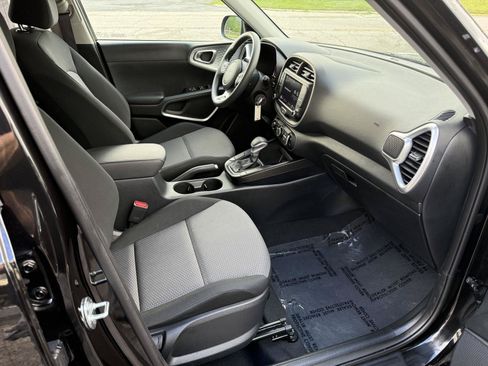 Used 2025 Kia Soul LX w/ LX Technology Package FWD image 22