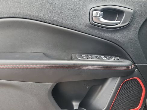 Used 2019 Jeep Compass Trailhawk w/ Cold Weather Group AWD/4WD image 10