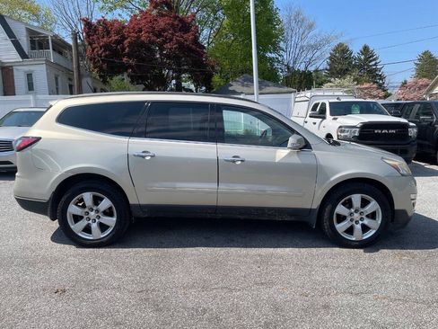 Used 2016 Chevrolet Traverse LT w/ Style and Technology Package FWD image 5