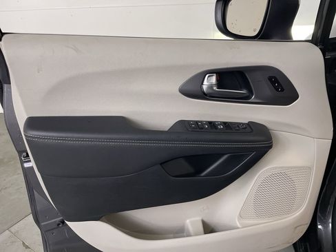 Used 2023 Chrysler Pacifica Touring-L image 10