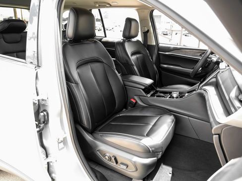 Used 2023 Jeep Grand Cherokee Limited AWD/4WD image 46