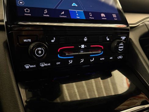 Used 2025 Jeep Grand Cherokee L Limited w/ Black Appearance Package image 27