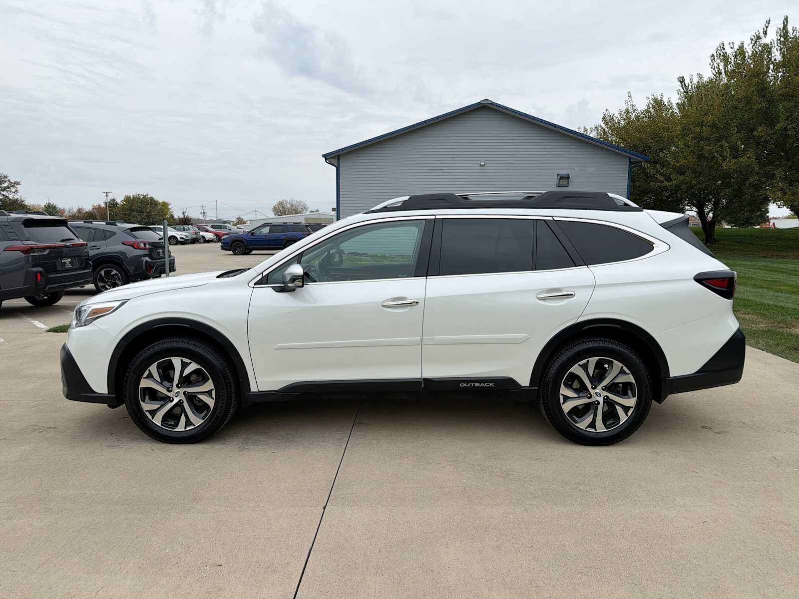 Used 2020 Subaru Outback Touring w/ Popular Package #2 AWD/4WD image 3