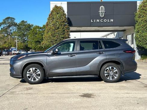 Used 2024 Toyota Highlander XLE image 2