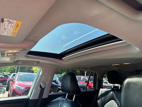 Used 2020 Toyota Highlander XLE image 3