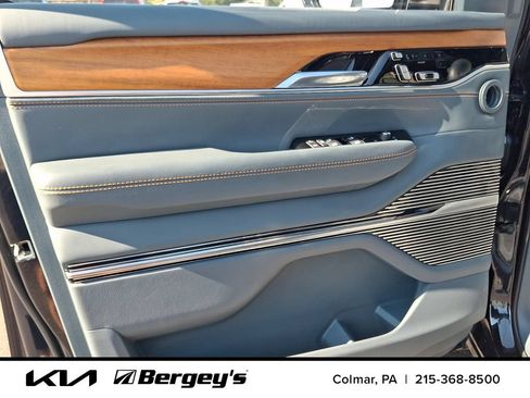 Used 2023 Jeep Grand Wagoneer Series III w/ Rear Seat Video Group 1 AWD/4WD image 17